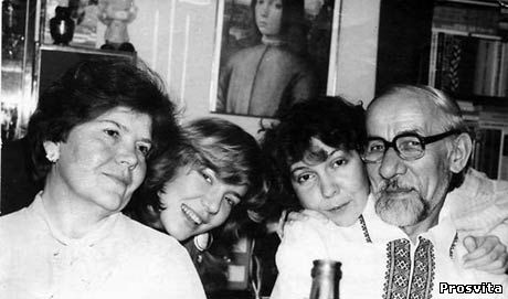 Є.Дацюк з дружиною та доньками. 1988